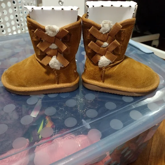 Toddler size 6 Koolaburra Victoria short boot - Picture 2 of 7